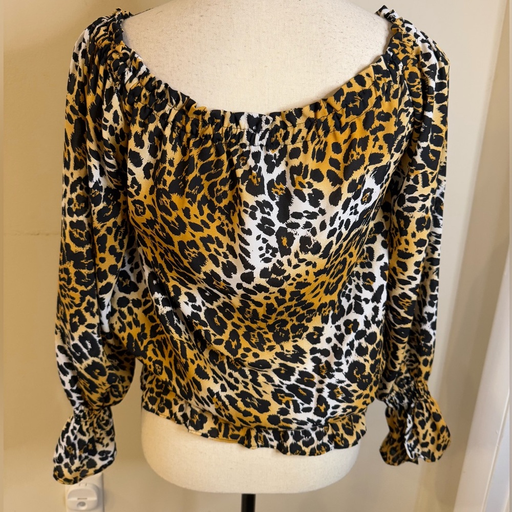 XOXO leopard print long sleeve scoop neck top SZ SM